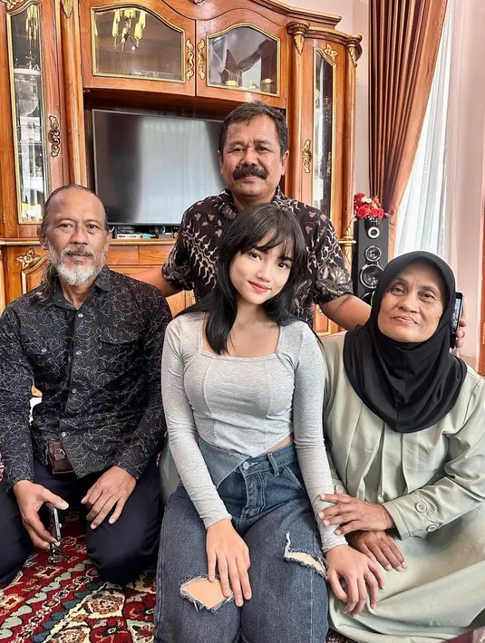 Sempat ingin ketemu, akhirnya Fuji mengundang pak Ansori ke kediamannya. Fuji bersyukur akhirnya bisa ketemu dengan penolong Gala saat kecelakaan sekitar dua tahun silam. [Instagram/fuji_an]