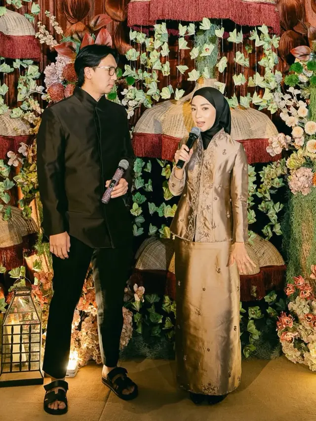 Nikita Willy saat open house lebaran 2026 pakai baju coklat. [@nikitawillyofficial94]