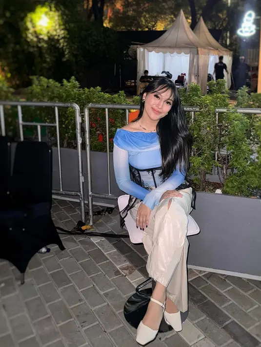 Gaya berpakaiannya juga tetap trendy dan bisa jadi inspirasi juga untuk Sahabat FIMELA. [Instagram.com/afifahyusuf]