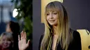 Gigi Hadid melambaikan tangan ke arah fotografer tiba di acara MTV Movie Awards di Warner Bros Studio, Burbank, California, Sabtu (9/4).  Kekasih Zayn Malik itu mengubah gaya rambutnya dengan tampil berponi (Frazer HARRISON/GETTY IMAGES NORTH AMERICA/AFP)