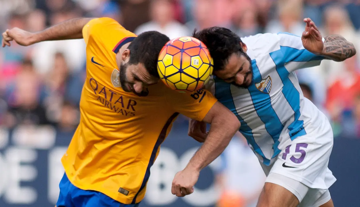 Pemain Barcelona, Arda Turan (kiri), berebut bola dengan pemain Malaga, Marcos Alberto Angeleri, dalam laga La Liga Spanyol di Stadion La Rosaleda, Malaga, Sabtu (23/1/2016). (AFP/Jorge Guerrero)