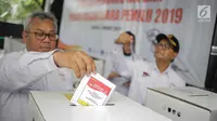 Ketua KPU Arief Budiman memasukkan surat suara saat simulasi pemungutan dan penghitungan suara Pemilu 2019 di halaman Gedung KPU, Jakarta, Selasa (12/3).  Simulasi untuk merepresentasikan pemungutan suara seperti di TPS. (Liputan6.com/Faizal Fanani)