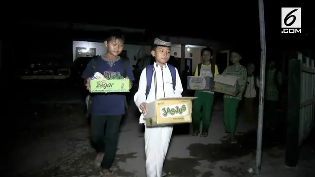 Pegiat karang taruna di Tegal Jawa Tengah membuka kelas sekolah dasar dengan bayaran sampah daur ulang.