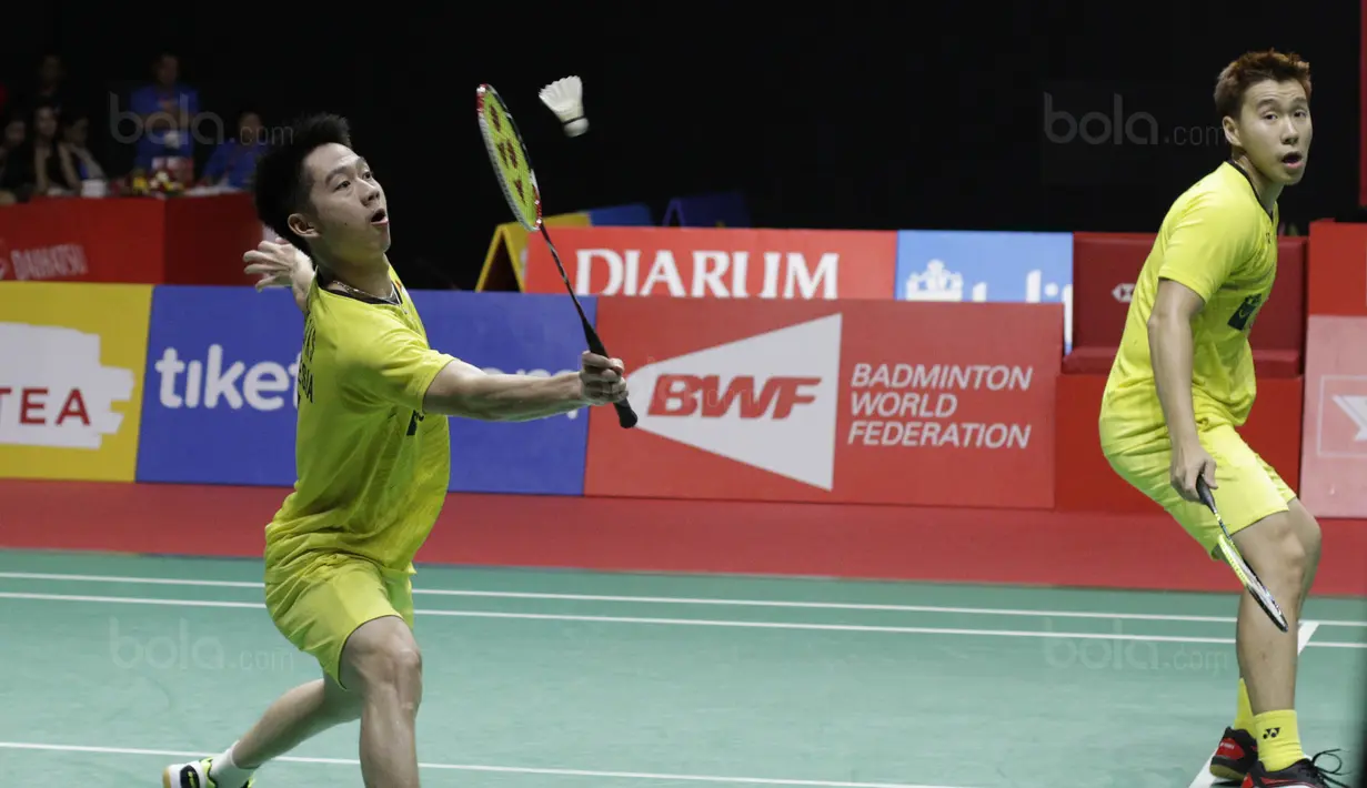Ganda putra Indonesia, Kevin Sanjaya/Marcus Gideon, saat melawan wakil China, Li Junhui/Liu Yuchen pada laga Indonesia Masters 2018 di Istora Senayan, Minggu (28/1/2018). Kevin /Marcus menang 11-21, 21-10, dan 21-16. (Bola.com/M Iqbal Ichsan)