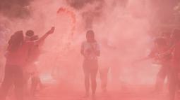 Para peserta berlari saat mengikuti ajang CIMB Niaga Color Run di Senayan, Jakarta Selatan, Minggu (16/9/2018). Sebanyak 13.000 peserta ambil bagian pada ajang lari sejauh lima kilometer. (Bola.com/Vitalis Trisna)