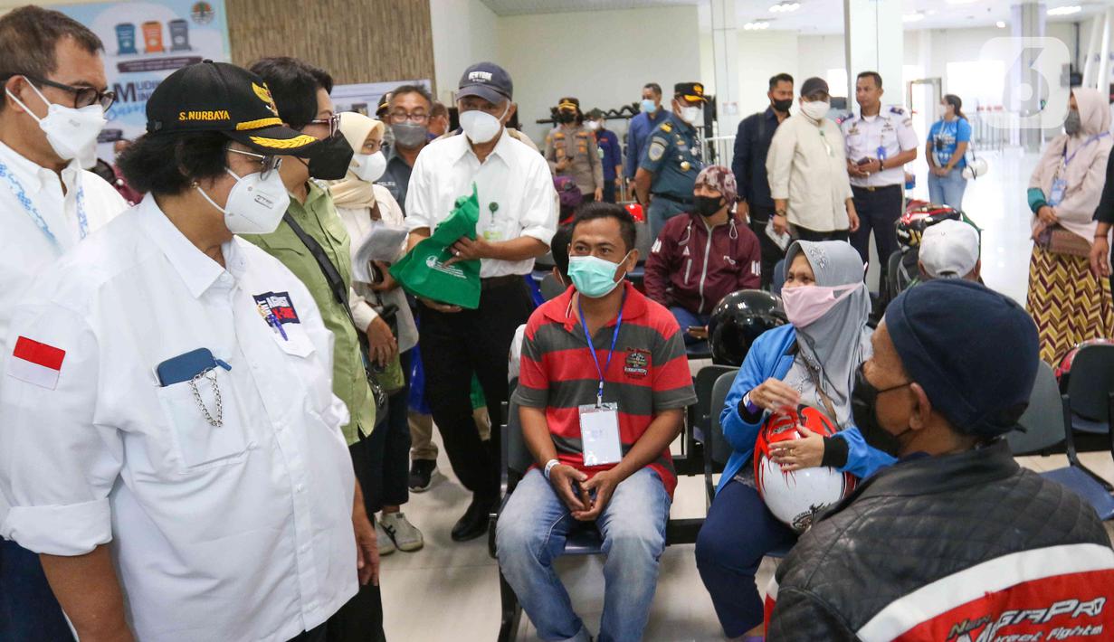 <p>Menteri Lingkungan Hidup dan Kehutanan Siti Nurbaya (kiri) menyapa anak-anak di Terminal Penumpang Pelabuhan Tanjung Priok, Jakarta, Selasa (26/4/2022). Kunjungan tersebut dalam rangka memantau persiapan mudik minim sampah. (Liputan6.com/Herman Zakharia)</p>