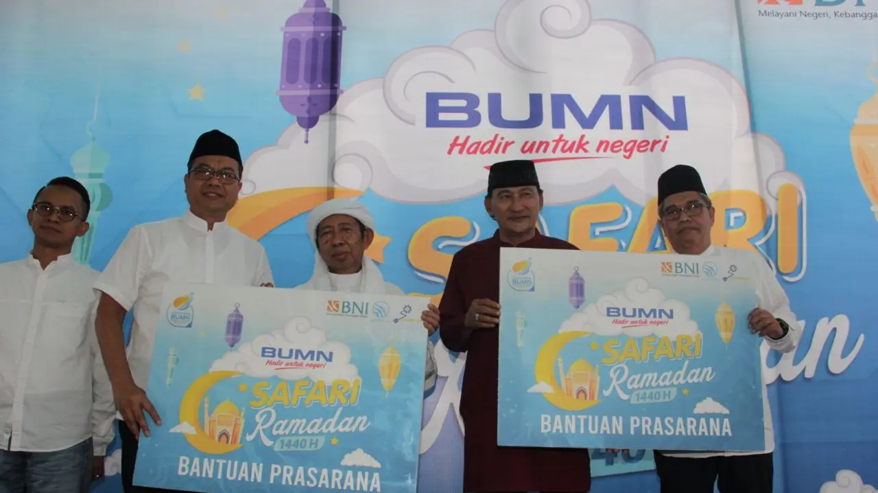 PT Bank Negara Indonesia (Persero) Tbk bersama PT Pindad dan PT Dirgantara Indonesia memberikan perhatian peningkatan kualitas belajar dan mengajar di lima pesantren di Balikpapan, Kalimantan Timur. Dok BNI