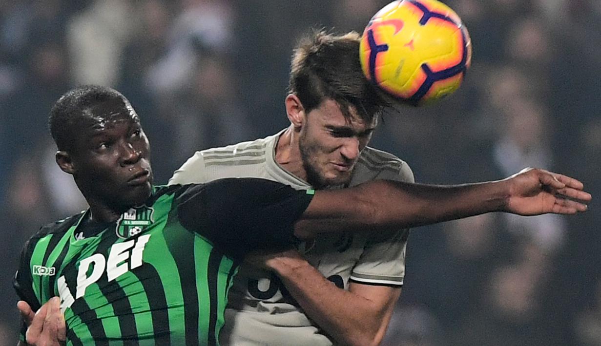 Duel antara Babacar dan Rugani pada laga lanjutan Serie A yang berlangsung di stadion Mapei, Reggio Emilia, Senin (11/2). Juventus menang 3-0 atas Sassuolo. (AFP/Miguel Medina)