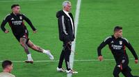 Pelatih Benfica, Jose Mourinho, memimpin sesi latihan jelang laga melawan Chelsea pada laga Liga Champions. (AFP/Adrian Dennis)