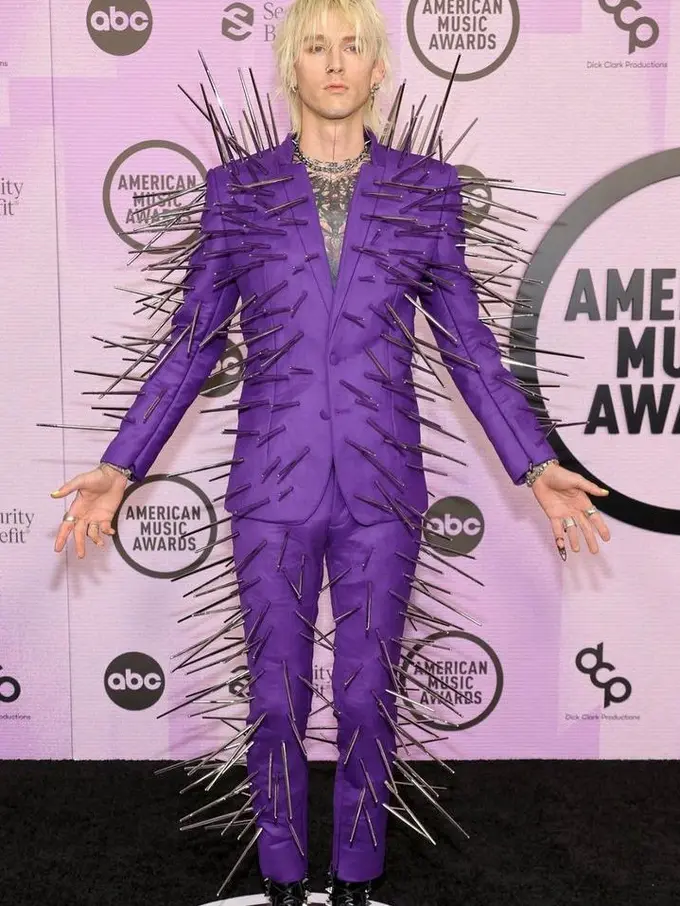 Gaya Nyentrik Machine Gun Kelly Pakai Setelan Jas Berduri di American Music Awards 2022