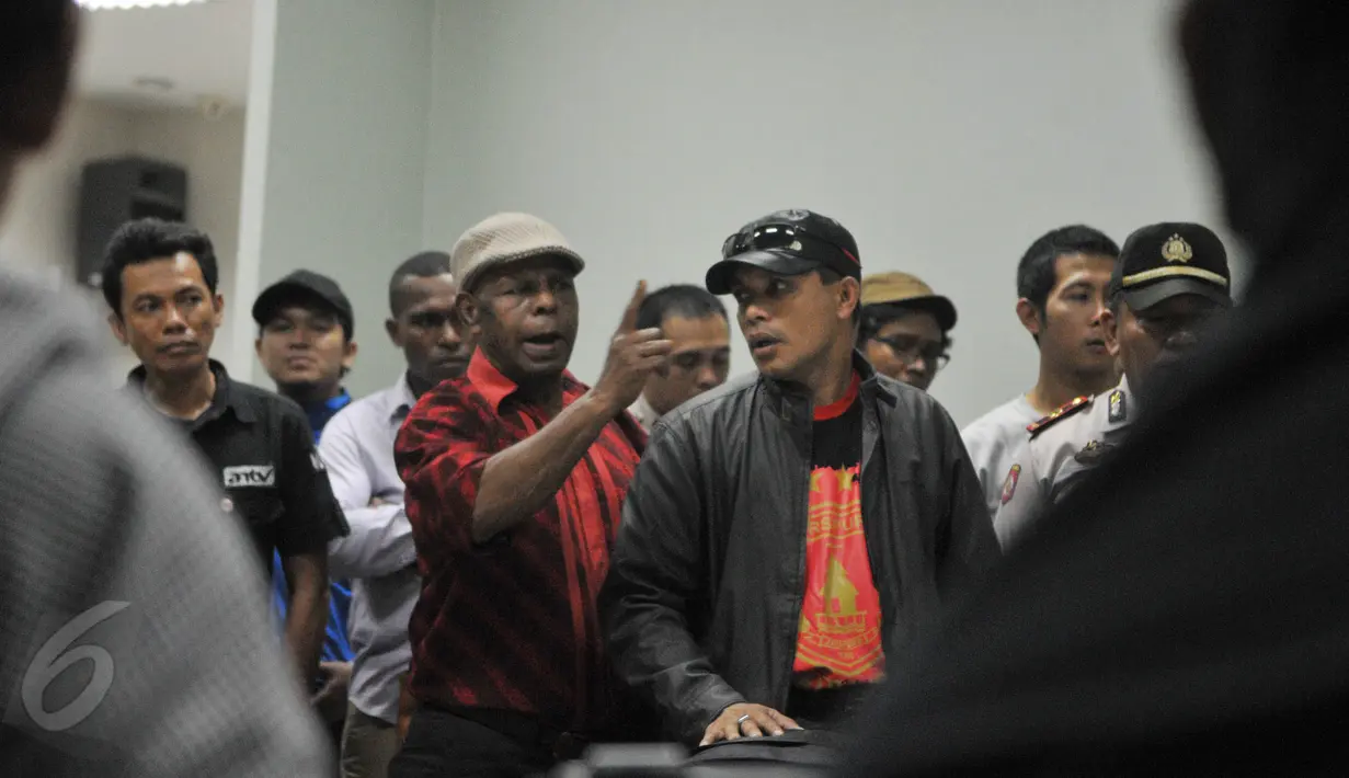 Seorang perwakilan dari Persipura saat berdialog di Kantor Kemenpora, Kamis (28/5/2015). Mereka mempertanyakan kasus batalnya pertandingan Piala AFC antara Persipura dengan Pahang FA. (Liputan6.com/Herman Zakharia)