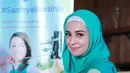 Menutup aurat bukan berarti meninggalkan perawatan kulit, istri Teuku Wisnu ini rupanya memiliki masalah kulit yakni kulit tubuh yang cepat kering karena terlalu lama tertutup kain. (Galih W. Satria/Bintang.com)