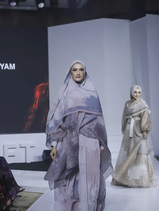 Dari warna hijaua, sampai pink, semua tampil trendi dengan set hijab serasi. [@JFT2023]