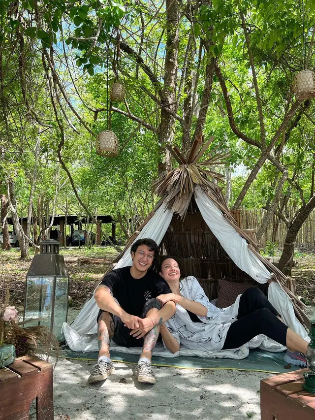 6 Momen Liburan Dimas Anggara dan Nadine Chandrawinata Ajak Buah Hati Liburan di Alam