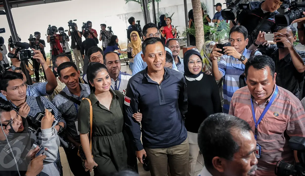 Pasangan Agus Yudhoyono didampingi istrinya, Annisa Pohan dan Sylviana Murni mendatangi Gedung BNN, Jakarta, Minggu (25/9). Agus Yudhoyono-Sylviana Murni menjalani tes narkoba sebagai salah satu syarat maju di Pilkada DKI 2017 (Liputan6.com/Faizal Fanani)