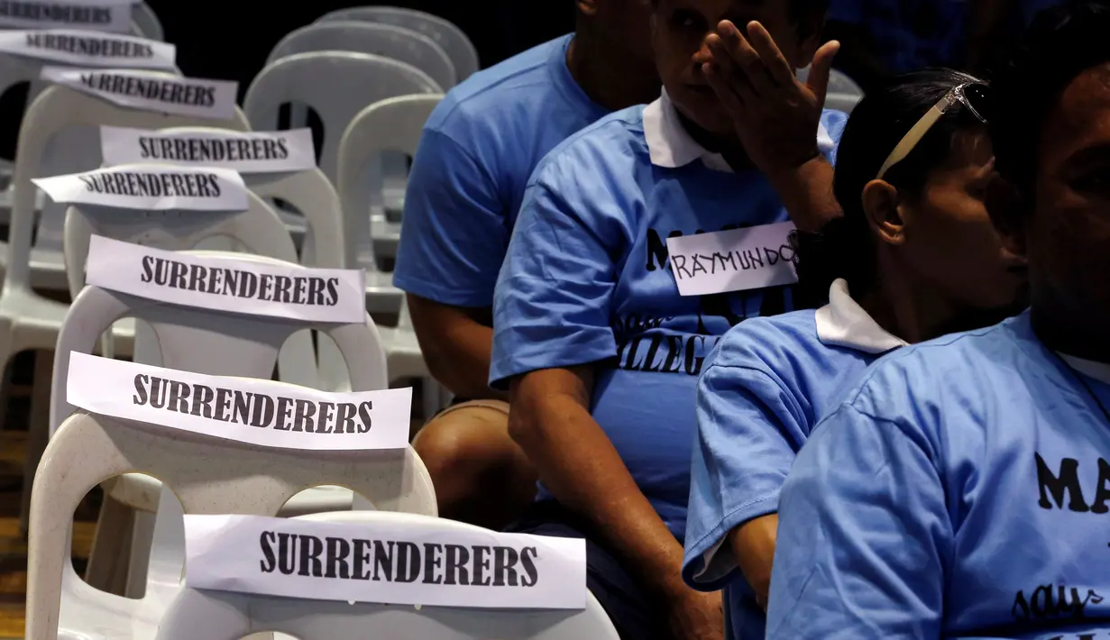 Pecandu narkoba, terutama jenis sabu berbondong-bondong menyerahkan diri dan berjanji tidak mengonsumsi barang haram tersebut lantaran marak teror penembakan misterius, Filipina (18/8). (Reuters/Eric Castro)