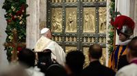 Paus Fransiskus bersiap untuk membuka Pintu Suci Basilika Santo Petrus, dalam sebuah upacara khusus untuk menandai peluncuran Yubileum 2025, di Vatikan, pada 24 Desember 2024. (Remo Casilli/POOL/AFP)