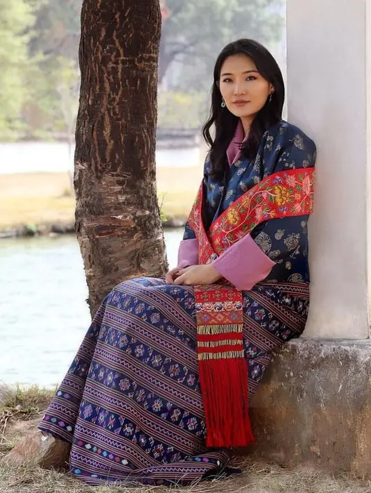 Sang Ratu mengenakan pakaian serba navy dengan atasan bermotif yang memiliki detail kerah dan ujung lengan pink. Dipadukan kain bermotif warna serasi sebagai bawahannya, serta selendang merah yang menjadi favoritnya. [@queenjetsunpema]