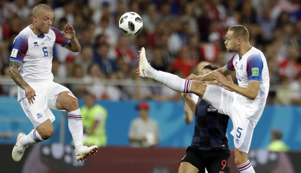 Bek Islandia, Ragnar Sigurdsson, berusaha membuang bola saat melawan Kroasia pada laga grup D Piala Dunia di Rostov Arena, Rostov-on-Don, Selasa (26/6/2018). Kroasia menang 2-1 atas Islandia. (AP/Natacha Pisarenko)