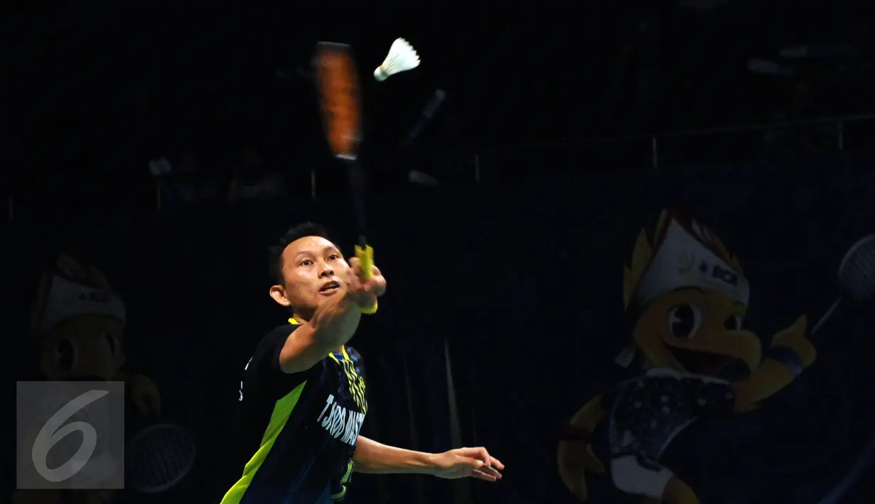 Tunggal putera Indonesia, Sony Dwi Kuncoro saat laga melawan pemain Hongkong Hu Yun di 16 besar BCA Indonesia Open, Jakarta, Kamis (6/2/2016). Sony kalah 12-21, 15-21, 16-21. (Liputan6.com/Helmi Fithriansyah)