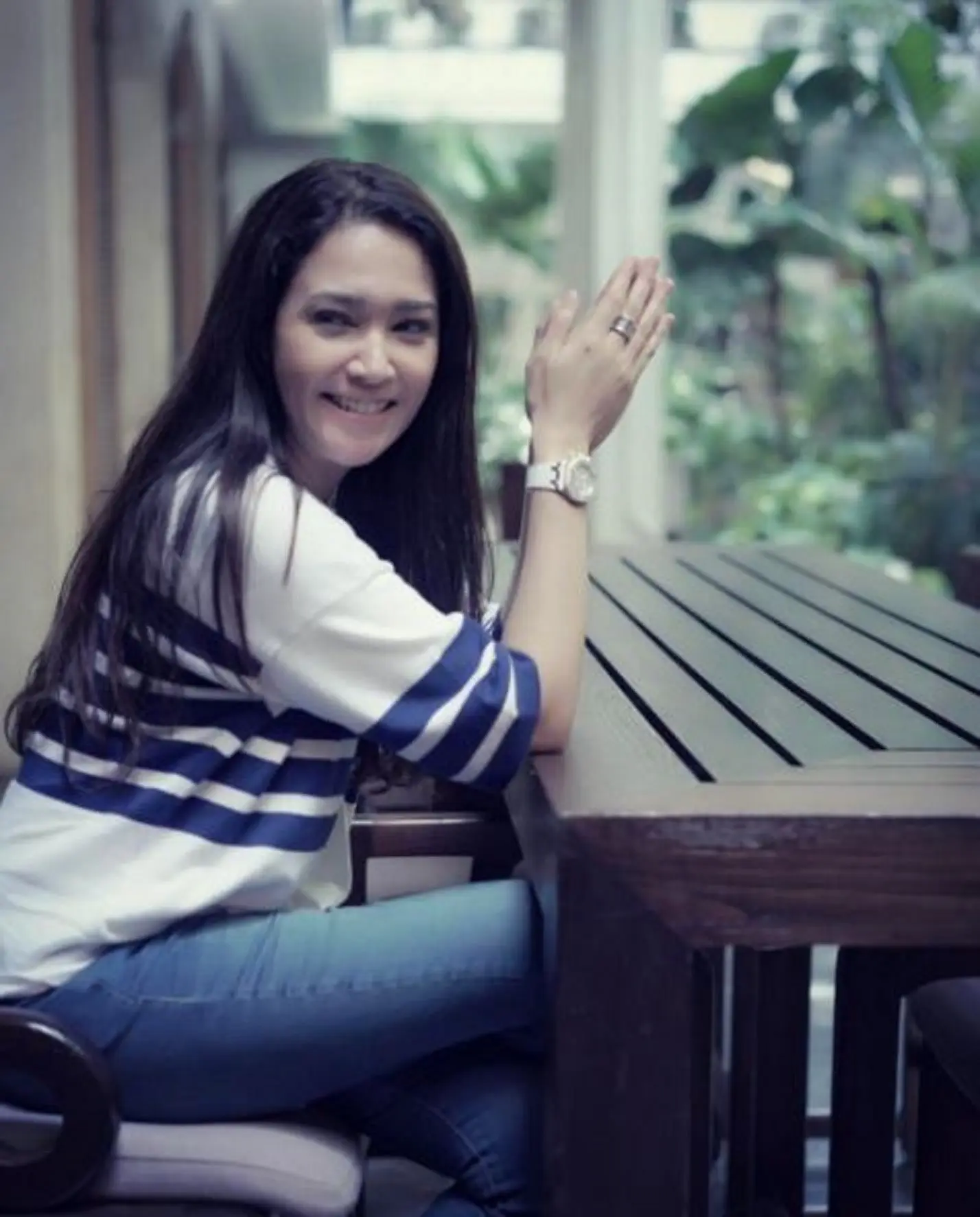 Maia Estianty mengunggah foto sedang tersenyum saat berada di Bangkok (Instagram/@maiaestiantyreal)