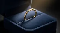7 Model Cincin Emas Kecil untuk Hadiah Pernikahan yang Elegan dan Bermakna