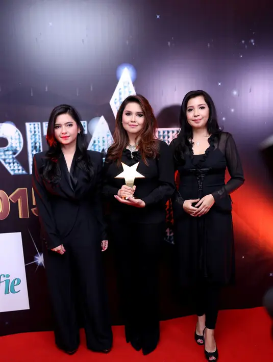 'Saya merasakan waktu kecil lihat lagunya papa diputar di mana-mana. Setiap lagu yang Papa bikin selalu hits. Menurut saya lagu-lagu papa simpel tapi ever lasting,' tutup Cindy. (Andy Masela/Bintang.com)