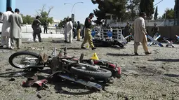 Pasukan keamanan memeriksa lokasi ledakan bom mobil di dekat kantor kepala kepolisian di Quetta, bagian barat-daya Pakistan, Jumat (23/5). Bom berdaya ledak cukup kuat itu ditanam di dalam sebuah mobil. (BANARAS KHAN/AFP)