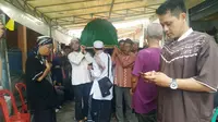 Suasana pemakaman demonstran 4 November yang meninggal. (Liputan6.com/Pramita Tristiawati)