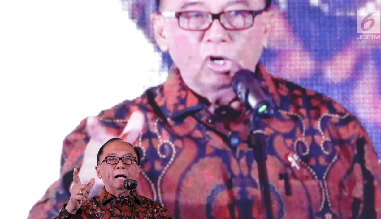 Pembina Relawan Jokowi, Sidarto Danusubroto memberi sambutan pada Halal bi Halal Relawan Jokowi Bersatu di Jakarta, Jumat (5/7/2019). Acara tersebut dihadiri ratusan relawan yang tergabung dalam 16 kelompok pendukung Jokowi-Ma’ruf Amin. (Liputan6.com/Helmi Fithriansyah)