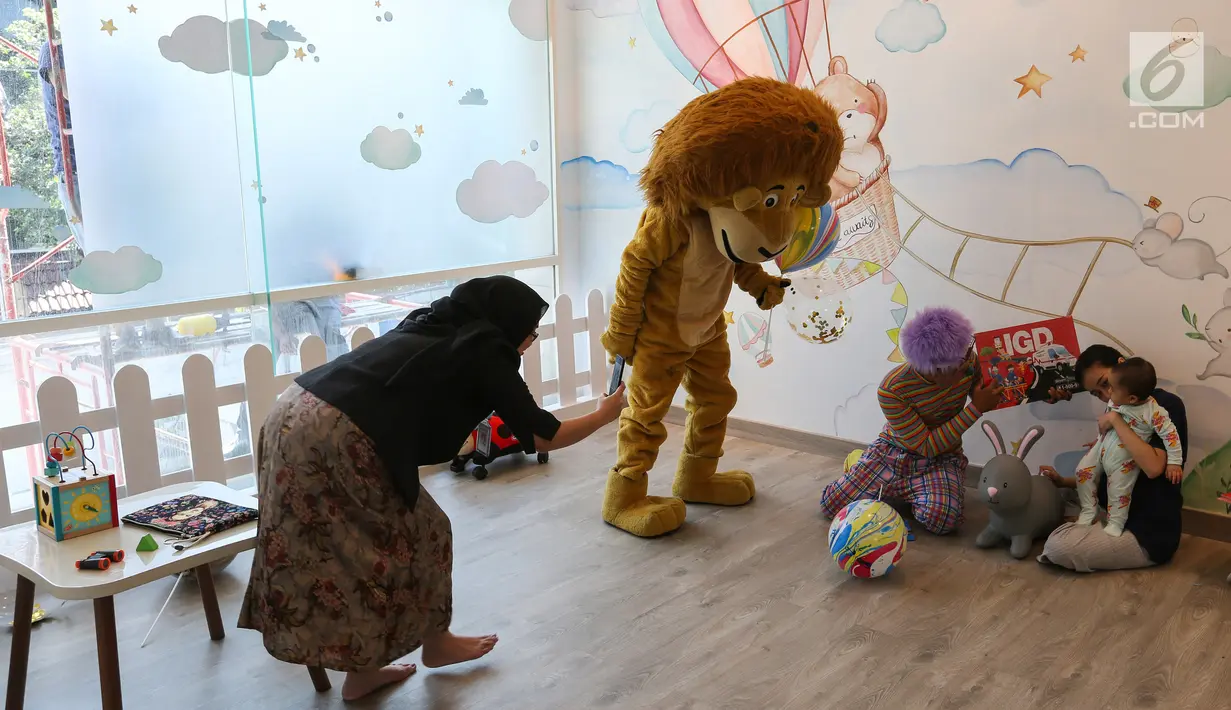Badut berkostum singa menghibur pasien anak di Siloam Hospitals ASRI, Jakarta, Selasa (23/7/2019). Memperingati Hari Anak Nasional, Siloam Hospitals Group menggelar kegiatan customer centric initiatives berupa pembagian permainan edukasi puzzle. (Liputan6.com/Fery Pradolo)