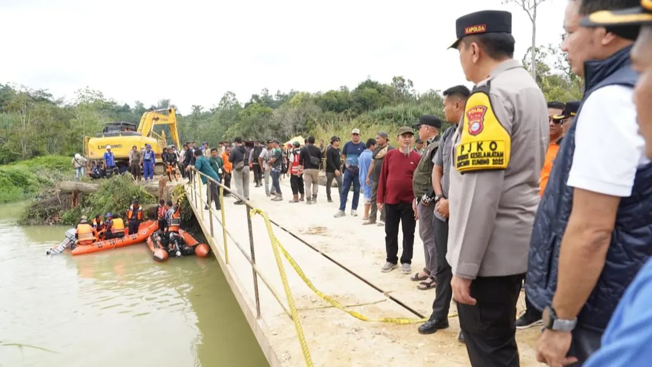 Evakuasi korban meninggal dunia kecelakaan truk pekerja PT Empat Ras Bersaudara di Sungai Segeti, Kabupaten Pelalawan.