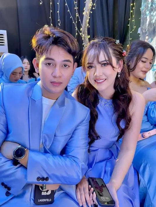 Disempurnakan dengan pulasan makeup flawless dengan pulasan lipstik ombre pada bibirnya. [@happy_asmara77]