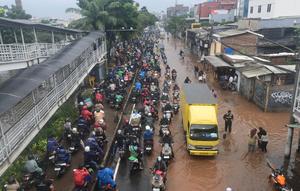 Badan Meteorologi, Klimatologi, dan Geofisika (BMKG) telah menetapkan status level awas untuk wilayah Jakarta Barat karena hujan lebat diprediksi masih akan terus berlangsung sepanjang Jumat 23 Januari 2026. Tampak dalam foto, antrean pengendara motor yang mencoba menerobos banjir di Jalan Daan Mogot, Jakarta, Jumat (23/1/02026). (merdeka.com/ Arie Basuki)