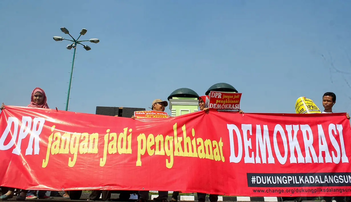 Massa juga membawa spanduk ukuran 10x2 m dengan tulisan 'DPR Jangan Jadi Pengkhianat Demokrasi', Jakarta, (24/9/14). (Liputan6.com/Faizal Fanani) 