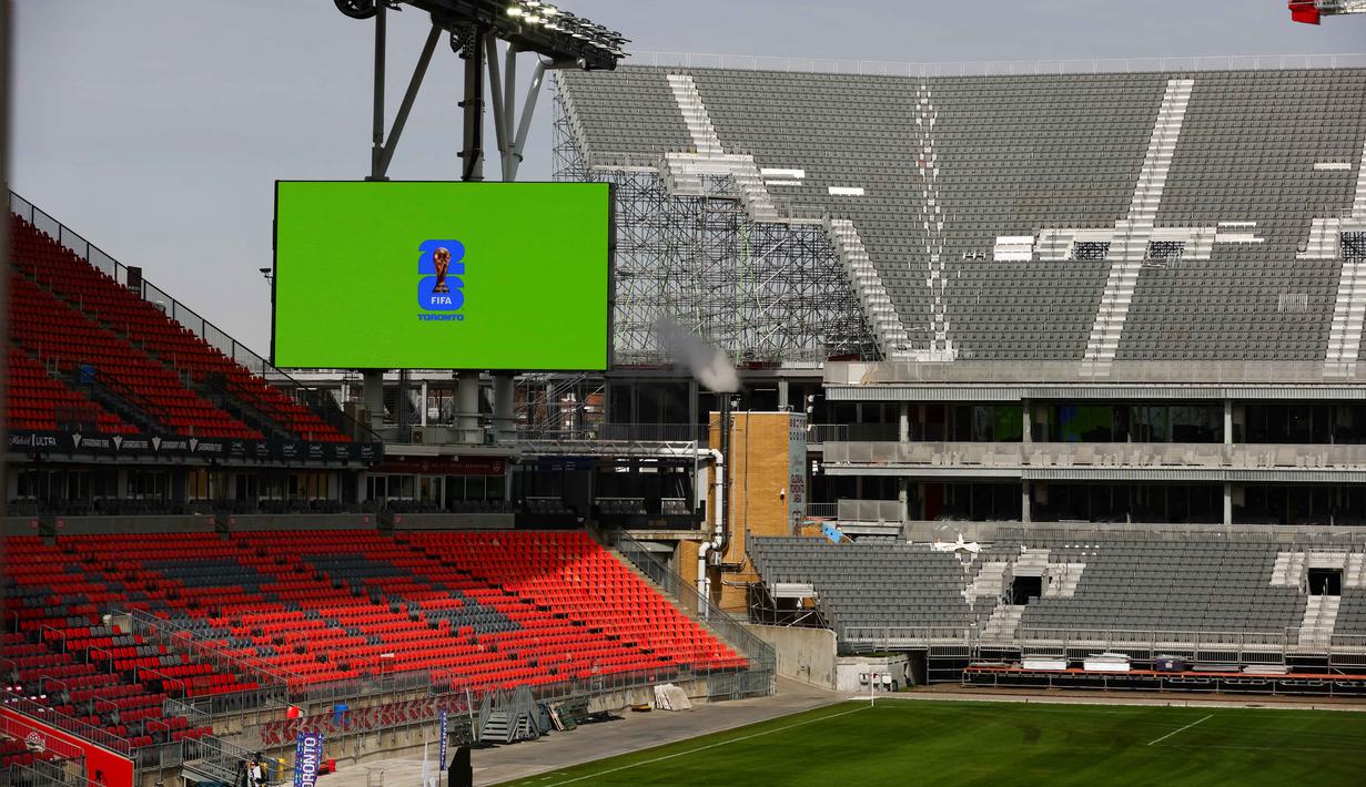 Piala Dunia akan berlangsung pada 11 Juni hingga 19 Juli 2026, diikuti oleh 48 tim, mempertandingkan 104 laga, dan berlangsung selama 39 hari lintas empat zona waktu. Tampak dalam foto, tempat duduk tribun sementara dipasang untuk menambah kapasitas di dekat tribun reguler di BMO Field, Toronto, Kanada, pada Selasa 24 Maret 2026. (Cole BURSTON/AFP)