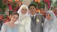 Kakak Tissa Biani, Alita tampil mengenakan gaun pernikahan warna putih. Sementara itu, sang kakak ipar mengenakan setelan jas warna abu-abu dengan bros bunganya. @tissabiani