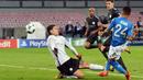Aksi pemain Napoli, Lorenzo Insigne (kanan) mencetak gol ke gawang Manchester City pada laga Liga Champions grup F di San Paolo stadium, Naples, (1/11/2017). City menang 4-2. (Ciro Fusco/ANSA via AP)