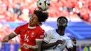 Laga perempat final Euro 2024 antara Inggris dan Swiss berjalan sangat ketat. Kedua tim saling adu serang. (INA FASSBENDER/AFP)