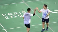 Hikmat Ramdani/Leani Ratri Oktila sukses menyumbangkan medali emas pertama Indonesia di Paralimpiade 2024 setelah menang dalam laga final para badminton nomor ganda campuran SL3-SU5. (Dok. Instagram NPC Indonesia)