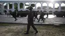 Sejumlah tentara patroli di lingkungan Lapa di Rio de Janeiro, Brasil, (30/7). Ribuan tentara mulai berpatroli di Rio de Janeiro di tengah lonjakan kekerasan di kota terbesar kedua di Brasil. (AP Photo / Leo Correa)