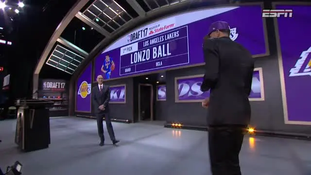 Berita video Los Angeles Lakers memilih Guard dari UCLA, Lanzo Ball pada NBA Draft 2017.