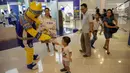 Maskot BIO (BCA Indonesia Open) menyapa seorang anak di sebuah mall di Jakarta, Minggu (3/6). Kegiatan tersebut dilakukan untuk mendekatkan masyarakat dengan olahraga bulutangkis. (Liputan6.com/Faizal Fanani)
