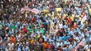 Ribuan sopir taksi, bajaj dan angkutan umum melakukan aksi longmarch dari Balai Kota menuju Istana Merdeka, Jakarta, Senin (14/3). Mereka menuntut Presiden agar menertibkan transportasi berbasis online. (Liputan6.com/Immanuel Antonius)