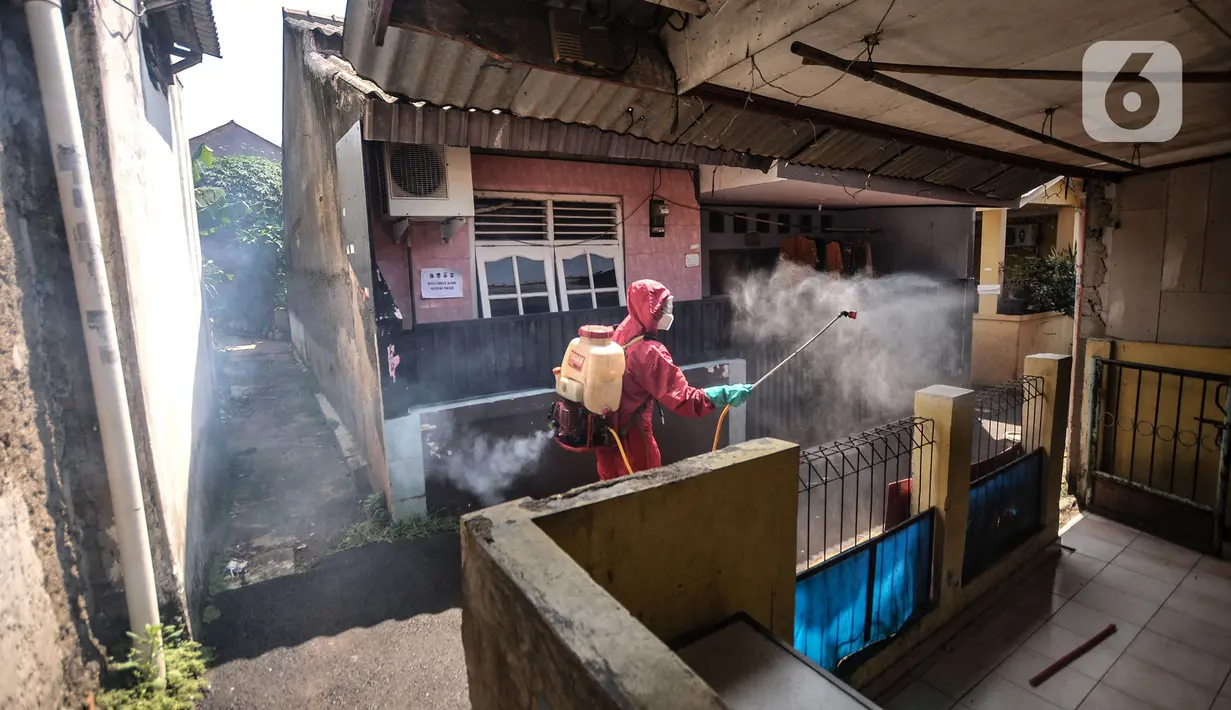 Petugas damkar Kecamatan Cipayung menyemprotkan disinfektan saat sterilisasi wilayah Zona Merah di RT 003/003, Kelurahan Cilangkap, Jakarta, Selasa (25/5/2021). Petugas terus melakukan pencegahan penyebaran Covid-19 di kawasan ini setelah ditetapkan sebagai Zona Merah. (merdeka.com/Iqbal S Nugroho)