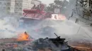 Tank MT-LBu-GPM-10 melakukan pemadaman api saat diuji coba di kawasan Cakung, Jakarta, Rabu (24/7/2019). Tank MT-LBu-GPM-10 dapat diandalkan di hutan dan sungai atau laut. (Liputan6.com/Herman Zakharia)