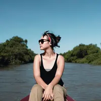 Tak hanya anggun, di beberapa momen mantan kekasih Joshua Suherman ini juga tampil trendi dengan memakai kacamata hitam yang kekinian. Seperti kali ini, ia tampak simpel mengenakan tanktop hitam yang dipadukan dengan celana krem. Kacamata yang dipakai membuatnya keren. (Lipuatan6.com/IG/@pammybowie)