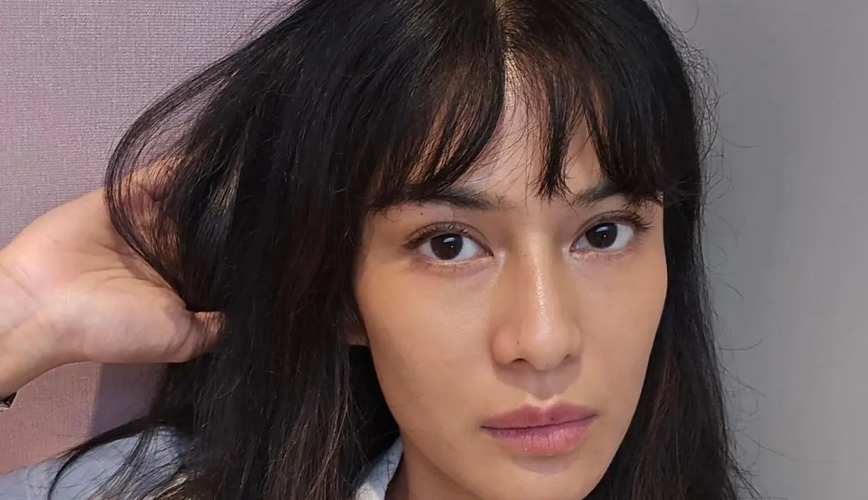 Dian Sastrowardoyo pamer foto selfie dengan rambut panjang medium dan berponi. [Foto: Instagram/therealdisastr]