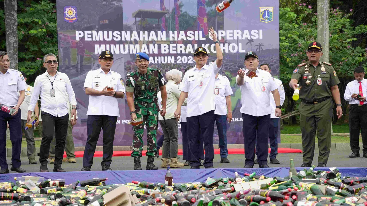 Pemerintah Provinsi (Pemprov) Jakarta memusnahkan 9.712 minuman keras (miras) ilegal di kawasan Monumen Nasional (Monas) pada Rabu (4/12/2024). (Foto: Dokumentasi Pemprov Jakarta)