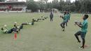 Pemain Timnas U-16 saat latihan di Lapangan Atang Soetrisna, Cijantung, Jakarta, Selasa (20/2/2018). Pemusatan latihan tahap kedua ini dilakukan untuk persiapan turnamen Jenesys di Jepang. (Bola.com/M Iqbal Ichsan)